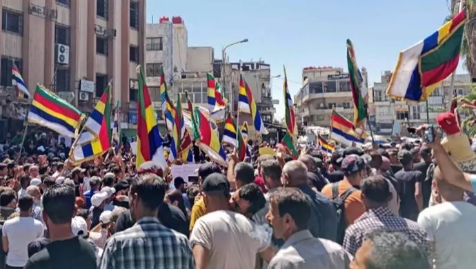 للتأكيد على مطالبهم - متظاهرو السويداء يبتكرون أغاني ثورية