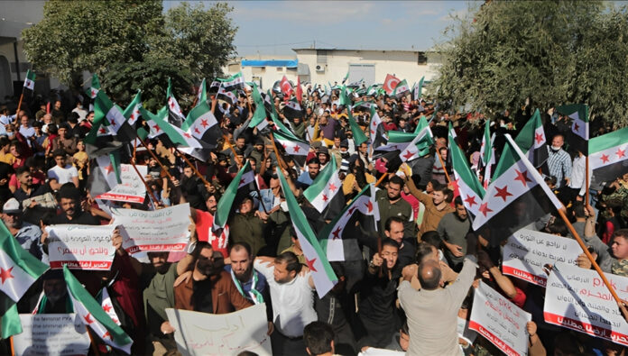 سنعيد سيرتها الأولى... ساحات الشمال والجنوب السوري تغص بالمتظاهرين