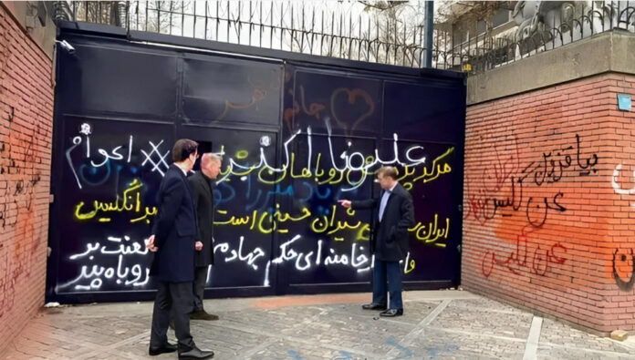 نظام الملالي يدفع أكثر من 500 ألف جنيه تعويضات للحكومة البريطانية بسبب كتابة شعارات على جدار السفارة