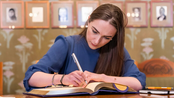 الأوكرانية الحائزة على جائزة نوبل تدعم التحقيق في مذبحة السجناء السياسيين في إيران