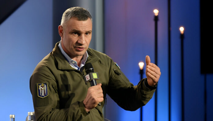 رئيس بلدية كييف كليتشكو يطالب بالتحرك الفوري لإنقاذ الملاكم الإيراني المحكوم عليه بالإعدام