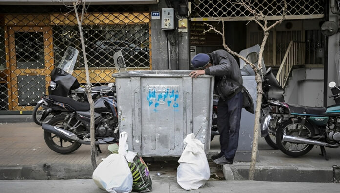 تصاعد خط الفقر في إيران يدفع المزيد من الناس نحو البؤس