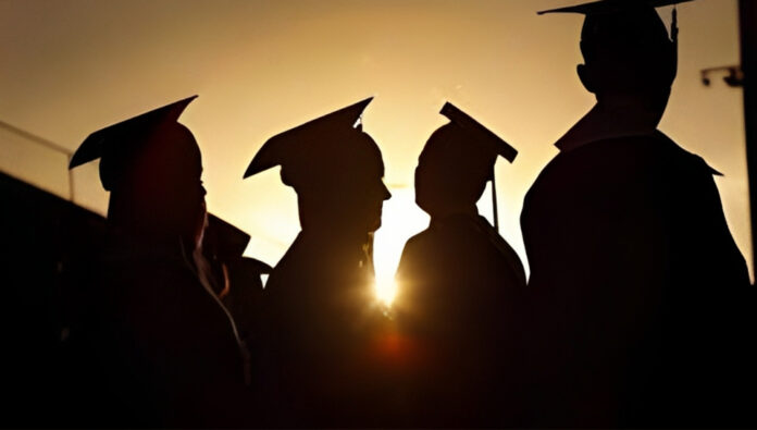 استنزاف رؤوس الأموال والمواهب الإيرانية: أمة تصارع الهجرة الجماعية