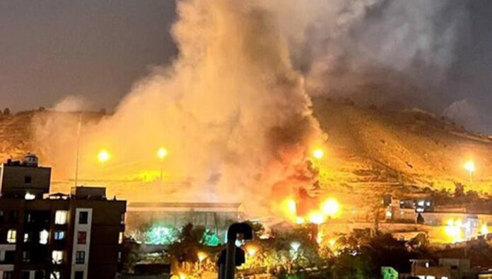 أسوشيتد برس: حريق وانفجار حول سجن إيفين في طهران