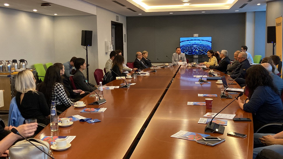 أعضاء البرلمان الأوروبي يدعون إلى سياسات أكثر صرامة تجاه إيران