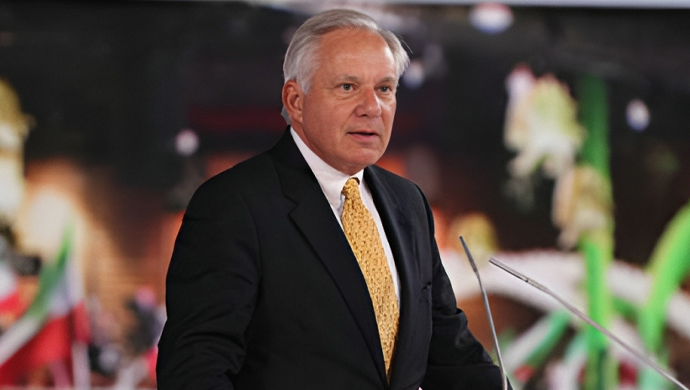 السيناتور روبرت توريسيلي: من يصافحكم اليوم إنه قاتل، يديه ملطخة بالدماء