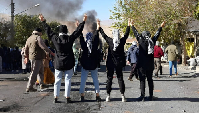 بعد عام من الانتفاضة: الثورة الديمقراطية في إيران مستمرة