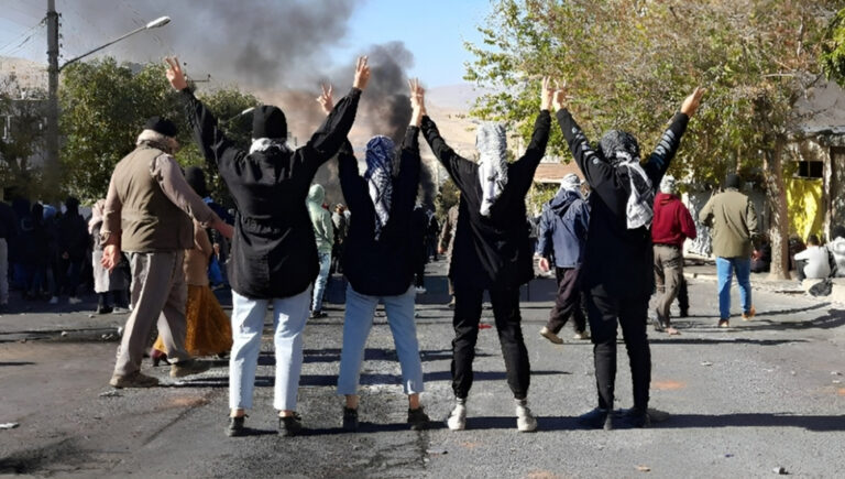 بعد عام من الانتفاضة: الثورة الديمقراطية في إيران مستمرة