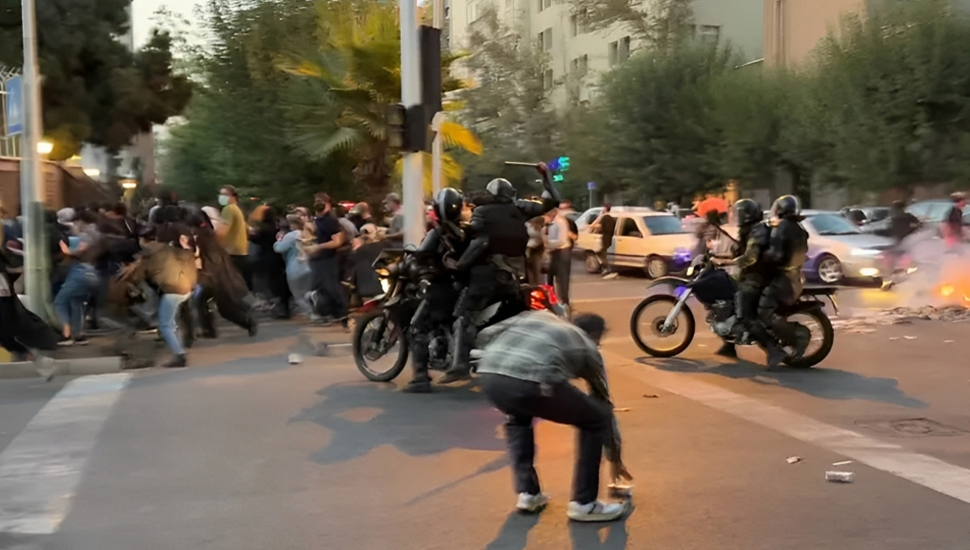 مواجهات بين المواطنين والقوات القمعية في عدة مدن إيرانية