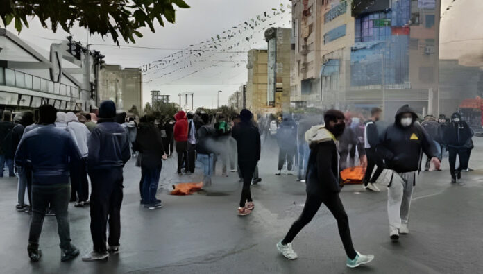 خوفاً من الانتفاضة – فصل 20 ألف مدير مدرسة في إيران