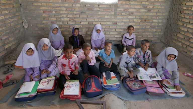 الأبعاد المدهشة لترك الطلاب الدراسة في إيران