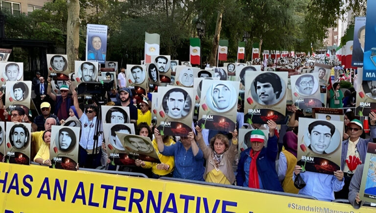 رويترز: مظاهرة أمام الأمم المتحدة بصورة مريم رجوي ودعم خطتها ذات النقاط العشر