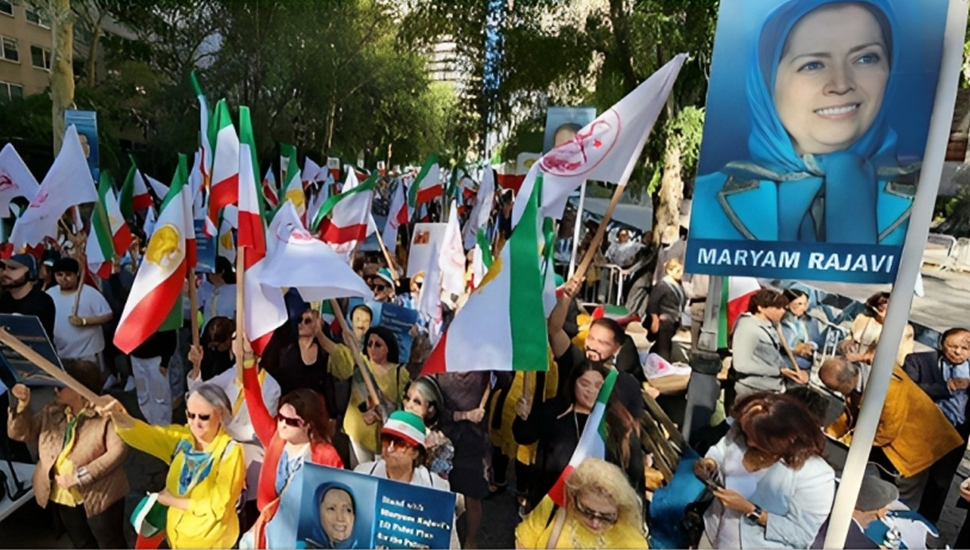 أمام مبنى الأمم المتحدة.. آلاف المتظاهرين ينددون بتواجد إبراهيم رئيسي في الأمم المتحدة ويطالبون بمحاكمته