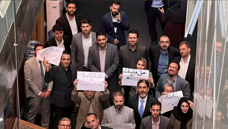 تجمعات احتجاجية في إيران من المحامين إلى العمال والممرضات