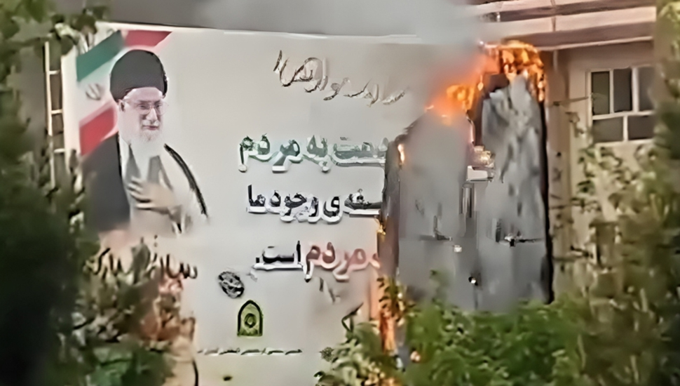 إضرام النار في قواعد للباسيج وصور خامنئي في مدن مختلفة في إيران
