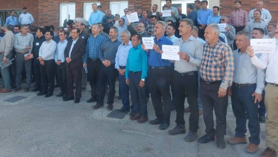 استمرار التجمع الاحتجاجي للموظفين الرسميين العاملين بشركة آغاجاري للاستثمار النفط والغاز