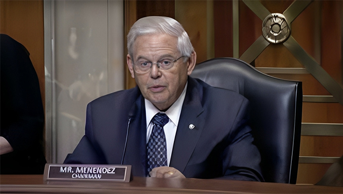 السيناتور روبرت مينندز: النظام الإيراني خطر على المنطقة والشعب الإيراني يطالب بالحرية