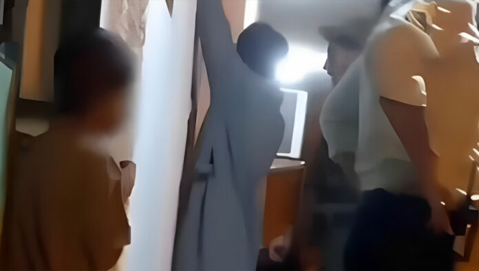 تعذيب مراهق بلوشي على يد ضابط قمعي في مركز شرطة زاهدان