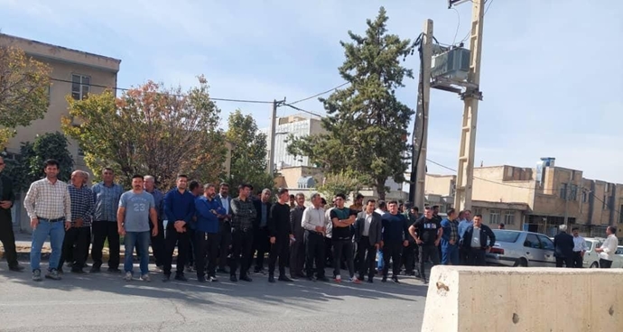 توسع نطاق التجمعات الاحتجاجية في إيران، من المتقاعدين إلى العاملين في قطاع النفط وإلى أسر الطلاب والمعاقين