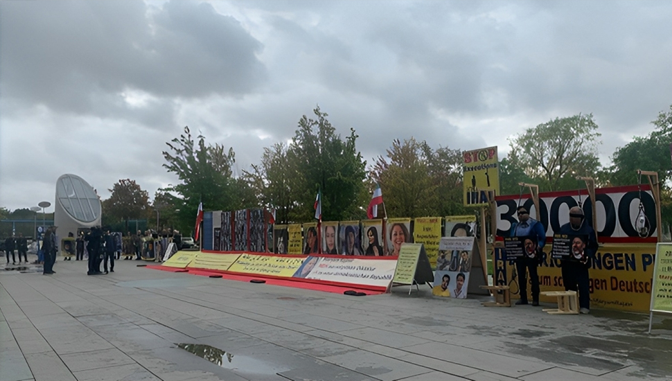 برلين - بمناسبة اليوم العالمي لمناهضة الإعدام، معرض الشهداء الإيرانيين أمام البرلمان الاتحادي الألماني