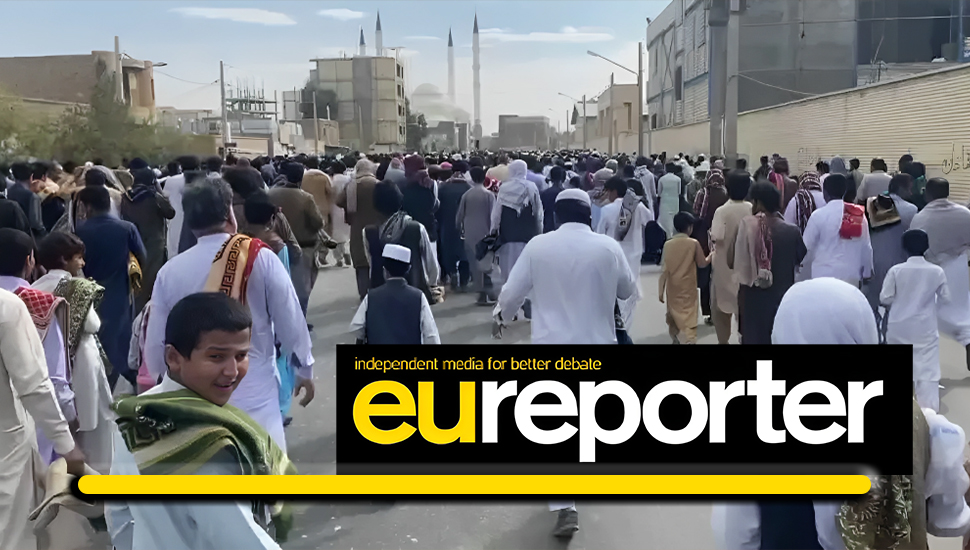 اي يو ريبورتر: متظاهرون إيرانيون يخلدون ذكرى "جمعة زاهدان الدامية"