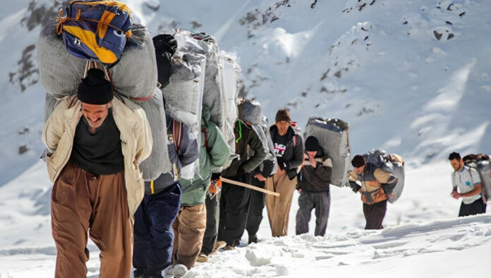 العتالون وناقلو الوقود، ضحايا صامتون لنظام الملالي