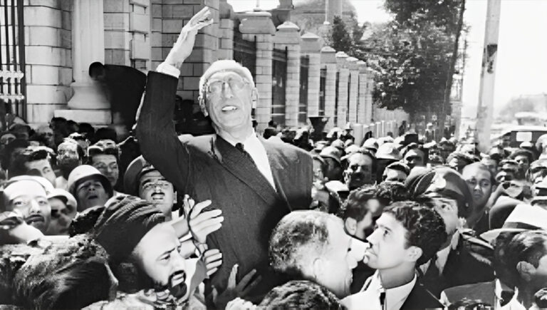 أسوشيتد برس: وكالة المخابرات المركزية الأمريكية اعترفت بأن انقلاب الشاه عام 1953 ضد الدكتور مصدق كان غير ديمقراطي