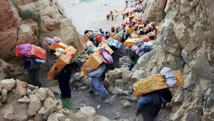 قوات الأمن لنظام الملالي تفتح النار على العتالين المحرومين وتصيب 4 منهم