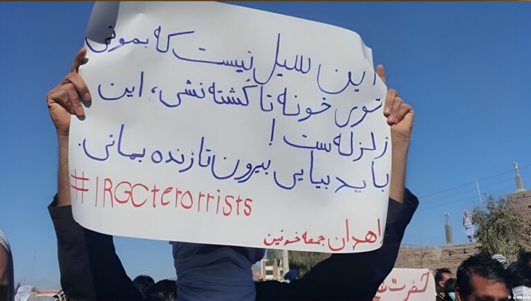 مظاهرات اهالي زاهدان الشجعان بشعار الموت للظالم سواء كان الشاه او خامنئي