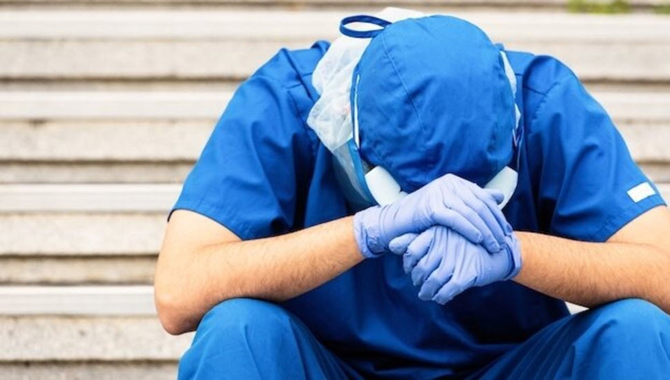 الاعتراف بوجود نقص بـ 70 ألف ممرض في إيران