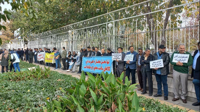 مشهد.. تجمع احتجاجي لأكثر من 400طبيب صيدلي أمام محافظة خراسان رضوي