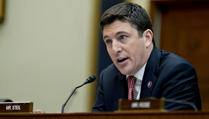 مشرع جمهوري يطالب إدارة بايدن بتقديم توضيح حول أسباب منح 10 مليارات دولار لإيران