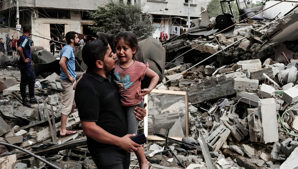 آلاف محاصرون في مستشفيات غزة – مظاهرات عالمية نصرة لفلسطين