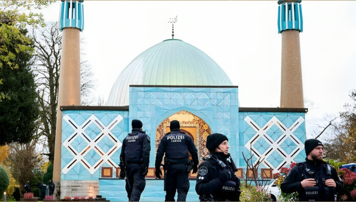 مئات من ضباط الشرطة الألمانية يفتشون مراكز تصدير التجسس والإرهاب التابعة لنظام الملالی في هامبورغ