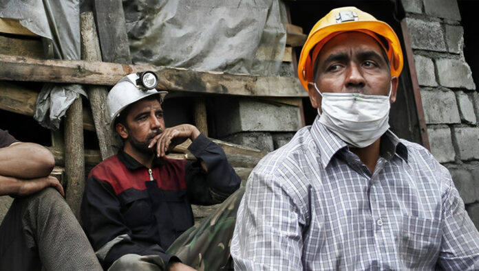 نظام الملالي يفرض عقود العمل الأكثر تعسفًا في العالم على العمال الإيرانيين