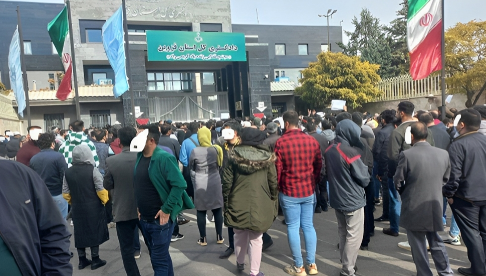 مسيرة احتجاجية لمواطنين منهوبة أموالهم في قزوين والشرطة القمعية تطلق عليهم الغاز المسيل للدموع