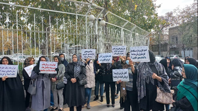 مشهد.. تجمع احتجاجي لأكثر من 400طبيب صيدلي أمام محافظة خراسان رضوي