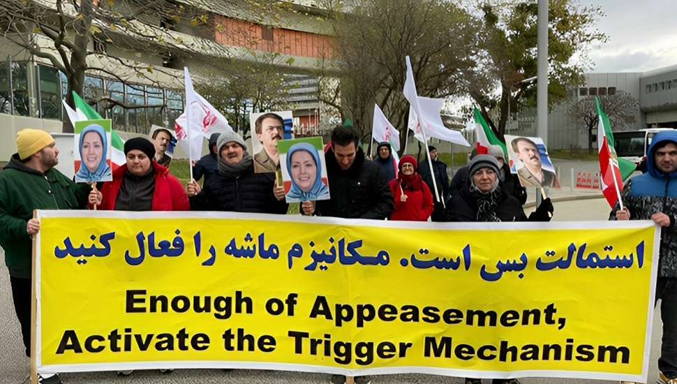 فيينا، النمسا – إيرانيون يحتجون أمام مقر الوكالة الدولية للطاقة الذرية