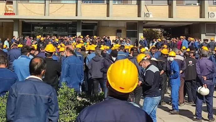إضراب واحتجاج لآلاف من عمال صهر الحديد في أصفهان