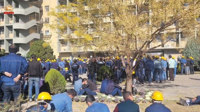 لليوم الثاني على التوالي .. إضراب واحتجاج لآلاف العمال فی مصنع صهر الحديد في أصفهان