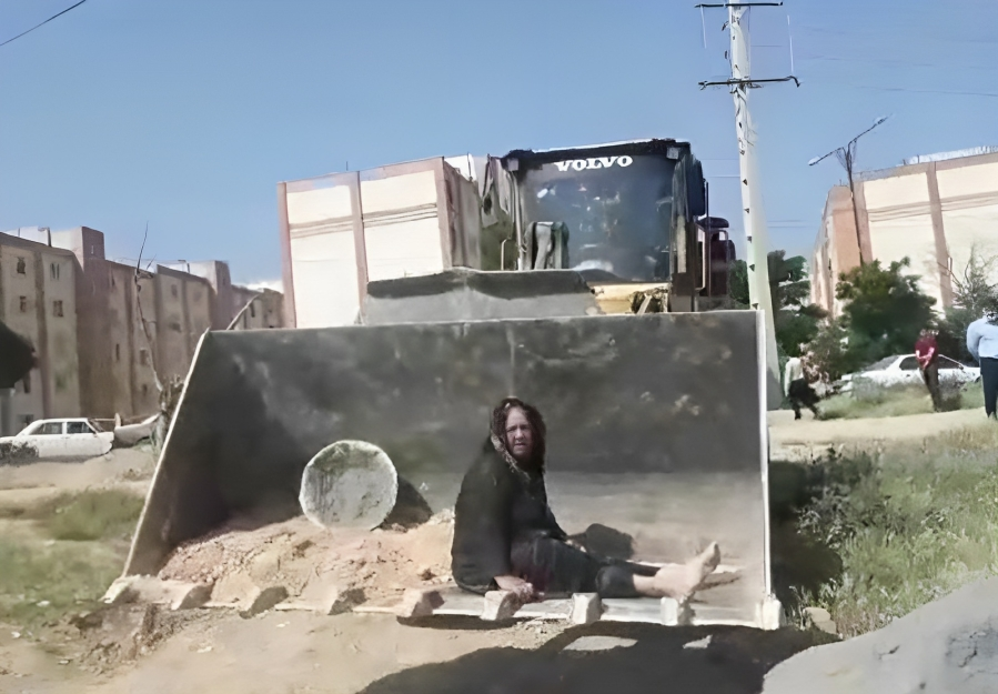 من أجل خلق الخوف والرعب، يقوم نظام الملالي بتدمير منازل المحرومين