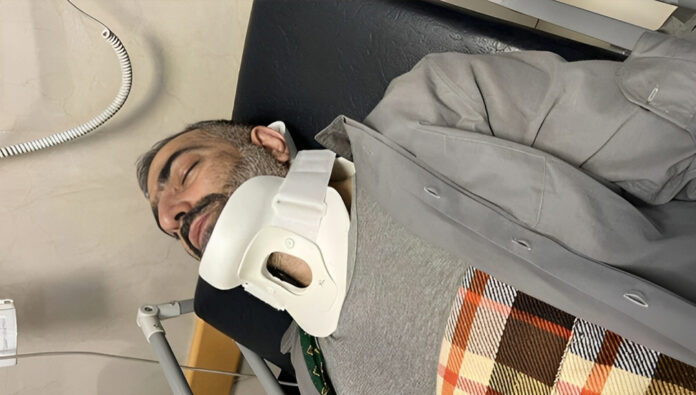 شباب ساخطون يهجمون على ملا عميل للحكومة في مدينة تبريز