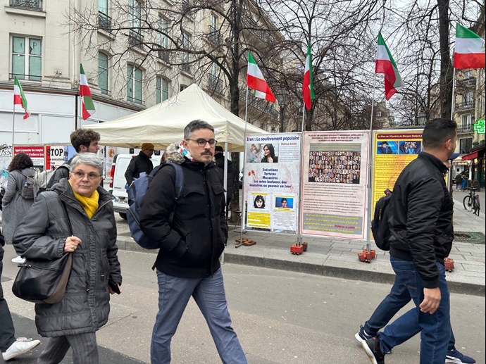 باريس– معرض للکتب وصور الشهداء تضامنا مع الانتفاضة الإيرانية