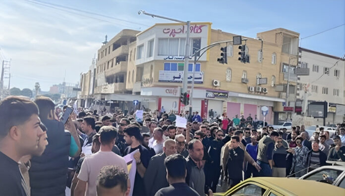 مظاهرات حاشدة لأهالي مدينة کناوه