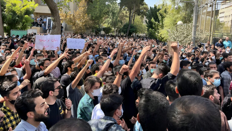 الجامعات الإيرانية وطلابها يشكلون تهديدًا دائمًا للديكتاتوريين