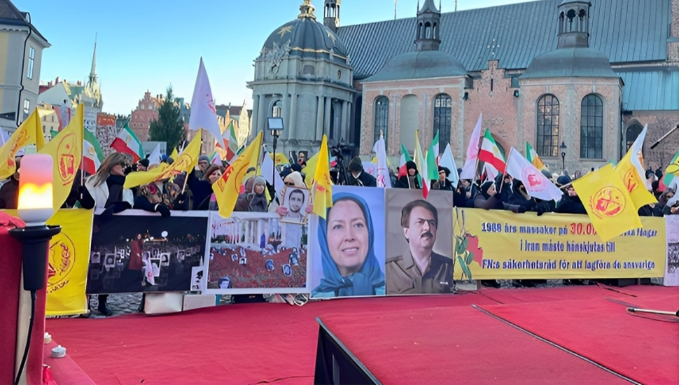 السويد، ستوكهولم: الإيرانيون يتظاهرون في ستوكهولم لحظة إعلان حكم محكمة الاستئناف على حميد نوري و يطالبون بمحاكمة خامنئي و رئيسي