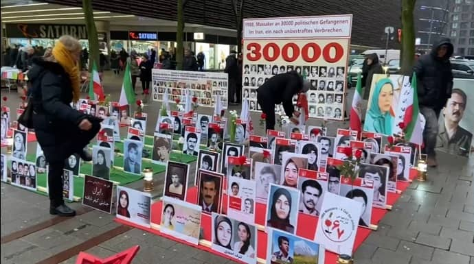 هامبورغ، ألمانيا – معرض لصور شهداء الانتفاضة الوطنية في إيران