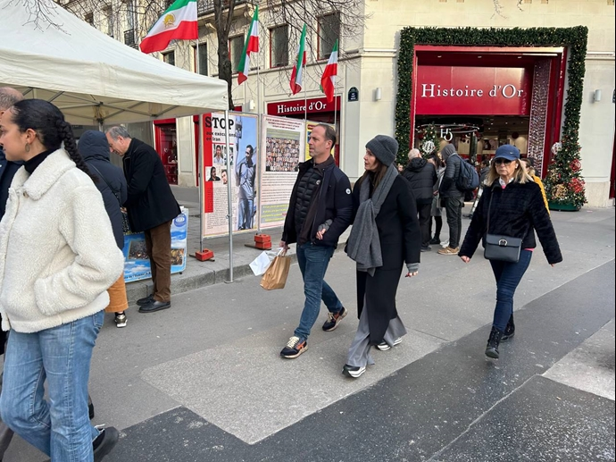 باريس– معرض للکتب وصور الشهداء تضامنا مع الانتفاضة الإيرانية