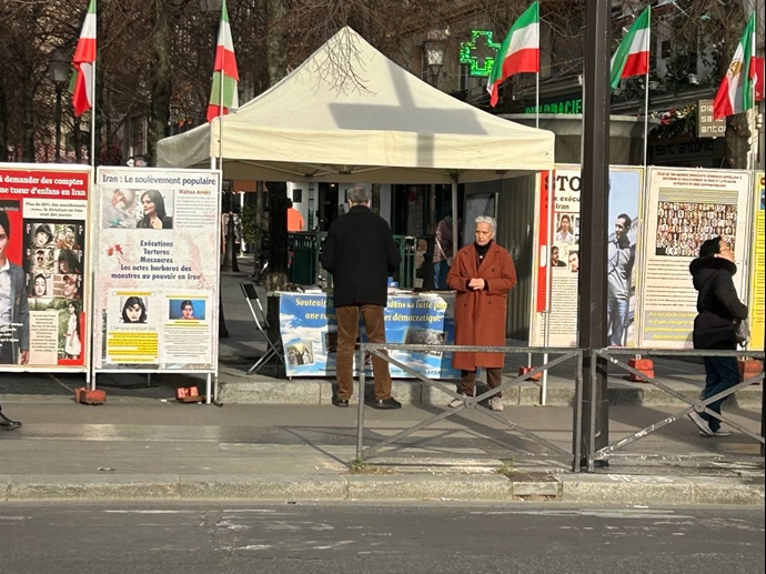 باريس– معرض للکتب وصور الشهداء تضامنا مع الانتفاضة الإيرانية