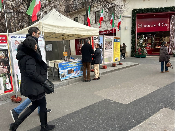 باريس– معرض للکتب وصور الشهداء تضامنا مع الانتفاضة الإيرانية